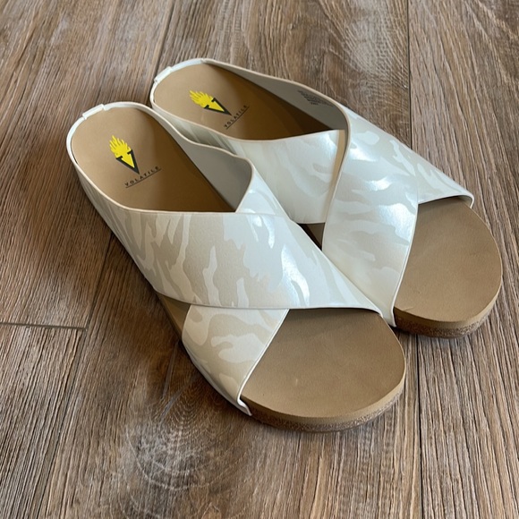 Volatile’s Ablette Slide Sandals - Picture 3 of 11